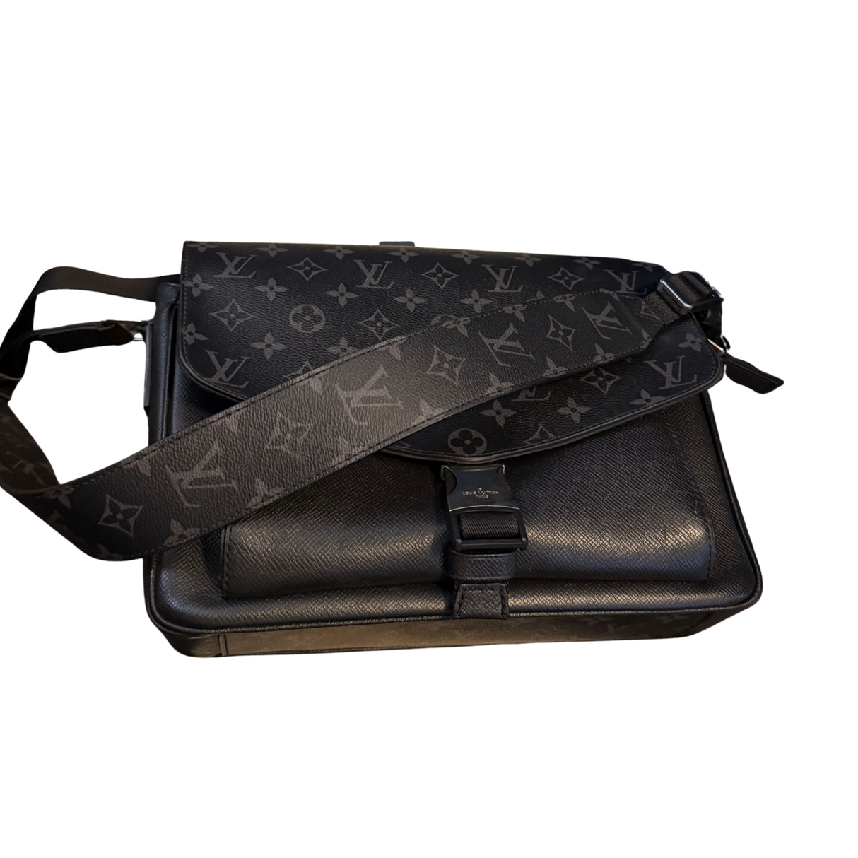 Louis Vuitton Messengerama Taigarama Bag